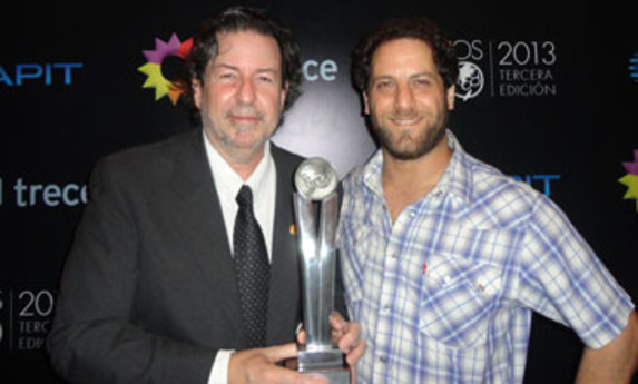 Alejandro Alem (SAE) y Alejandro Parysow (SAE) con la estatuilla del Premio Tato