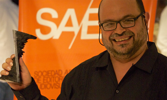 Alberto Ponce con el Premio SAE del Festival Mendoza Proyecta