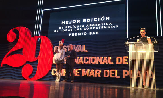 Alejandro Brodersohn (SAE) entrega el Premio a Mejor Montaje en Mar del Plata 2014