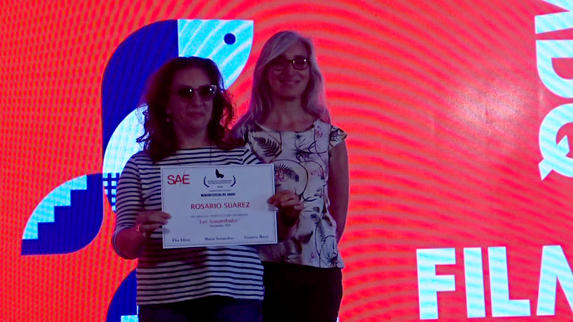 Paula Hernández, directora de Los Sonámbulos, recibe la Mención Especial a Mejor Montaje en nombre de Rosario Suárez (SAE)