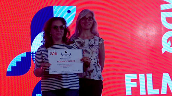 Paula Hernández, directora de Los Sonámbulos, recibe la Mención Especial a Mejor Montaje en nombre de Rosario Suárez (SAE) Paula Hernández, directora de Los Sonámbulos, recibe la Mención Especial a Mejor Montaje en nombre de Rosario Suárez (SAE)