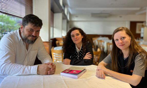 Alejandro Carrillo Penovi (SAE), Cecilia Almeida Saquires (SAE) y Julia Straface (SAE), deliberando en Mar del Plata.