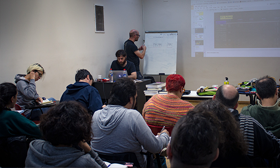 Bruno Fauceglia, Santiago Svirsky y alumnos durante el desarrollo de la clase