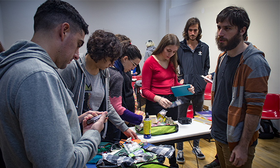 Los asistentes al curso revisan materiales aportados por los docentes. Los asistentes al curso revisan materiales aportados por los docentes.