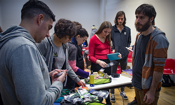 Los asistentes al curso revisan materiales aportados por los docentes.