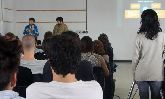 Bruno Fauceglia y Alejandro Carillo Penovi exponiendo sus experiencias personales