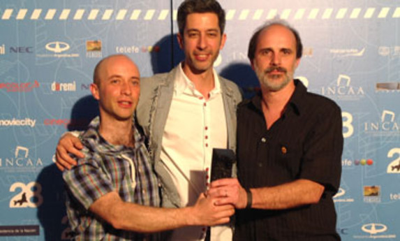 Ernesto Felder (SAE), el director Juan Pablo Cadaveira y César Custodio (SAE) lucen el trofeo del premio de la SAE